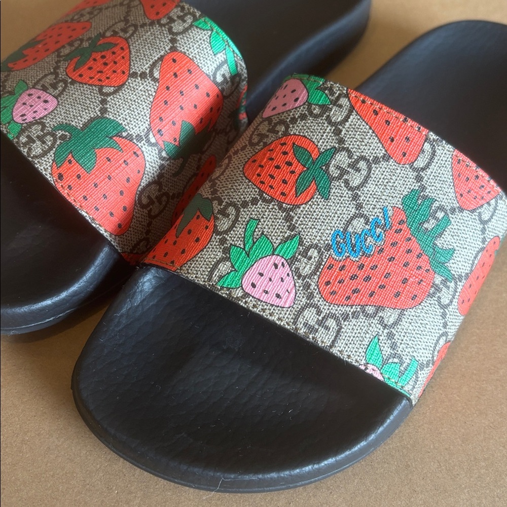 Authentic Gucci GG Strawberry Print Slides - Picture 3 of 6